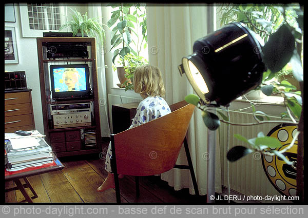 enfants devant la tlvision - children watching at television